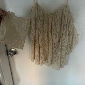 🎄 Buy 1, Get 🎄
🌻Off the shoulder with straps Lace Cropped Top